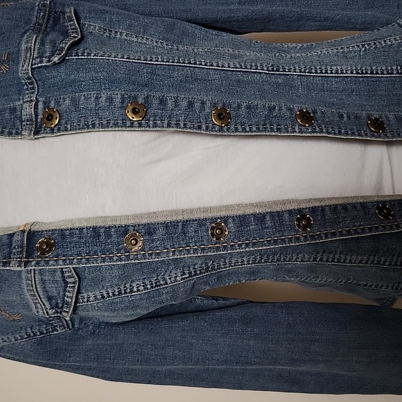 Option Elle Medium-Wash Jean Jacket | Classic Fit, Contrast Stitching | Medium - Picture 14 of 15